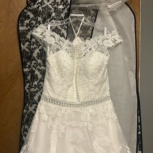 Bridal Size 12 (regular size 6-8) ivory wedding gown. W/floral veil. Never worn.